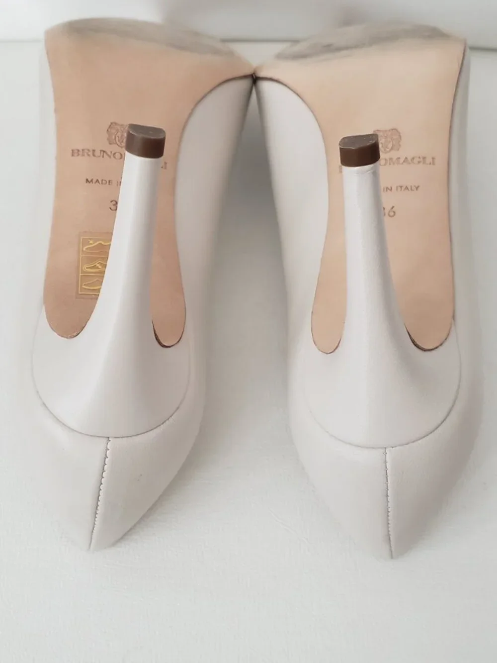 Bruno Magli Telma Bone Leather Pumps Made in Italy Pointed Toe Size 6